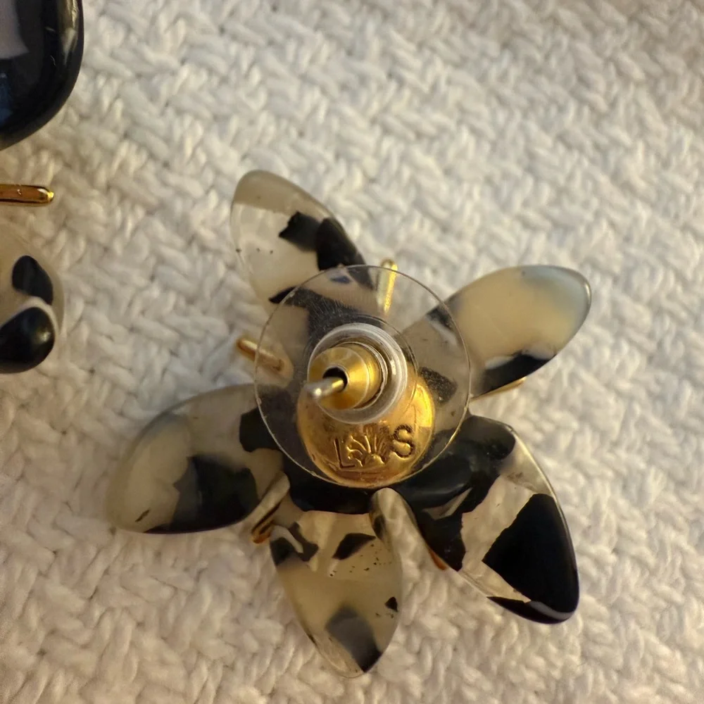 Chic Tortoiseshell Floral Statement Earrings - Gold Tone Detail - Picture 4 of 5